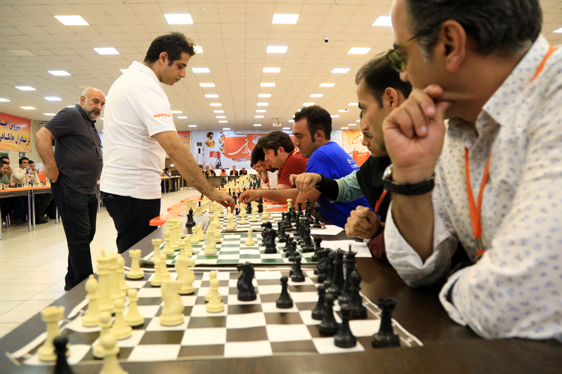 سیمولتانه بزرگ شطرنج با حضور احسان قائم مقامی در بادران 