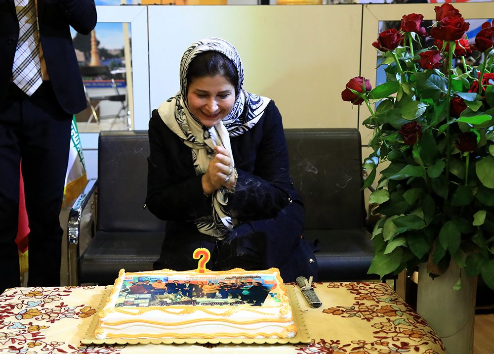 برپایی مراسم تولد مدیرعامل شرکت بادران درنمایشگاه صنعت و تجارت ایران با کشورهای همسایه