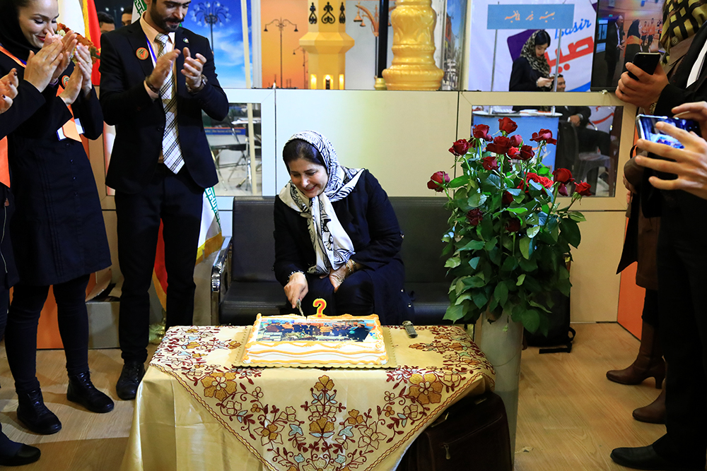 برپایی مراسم تولد مدیرعامل شرکت بادران درنمایشگاه صنعت و تجارت ایران با کشورهای همسایه