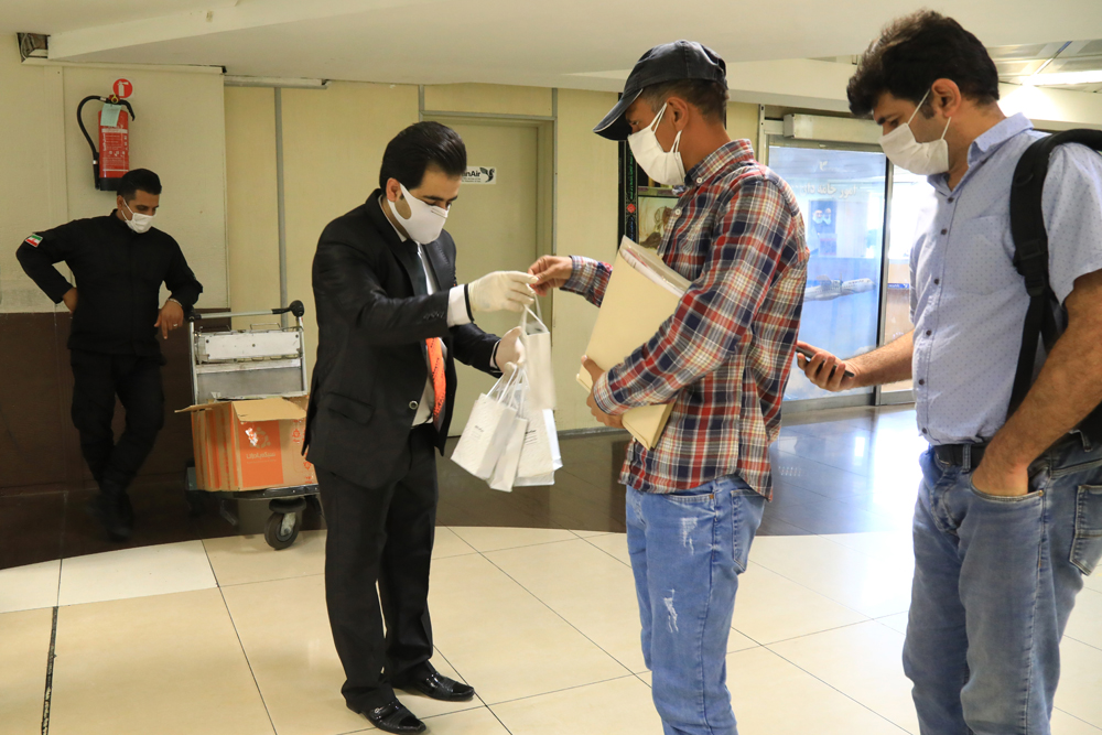 توزیع بسته های بهداشتی به مناسبت ایام محرم و نهمین سالگرد شرکت شبکه بادران در فرودگاه مهرآباد